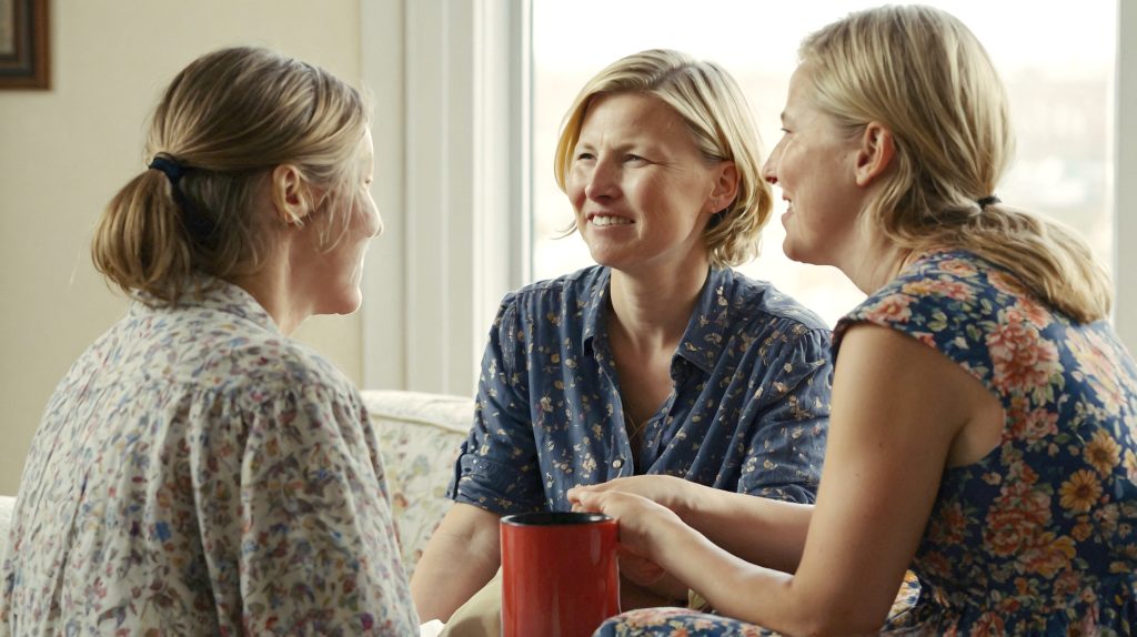 Cinematic_Kino_Four_young_mothers_chat_in_a_pleasant_atmospher_0